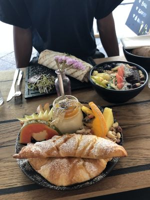 Sweet breakfast, smoothie bowl and the warp. I recommend all 3. Delicious!  at Veg room in Berlin