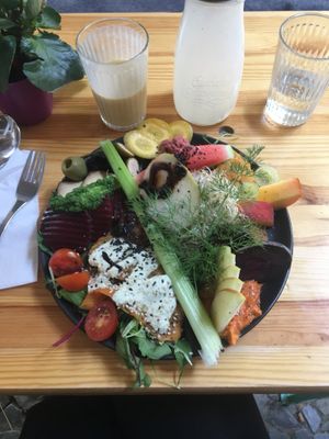 Herzhaftes Frühstück und Mango Lassi  at Veg room in Berlin