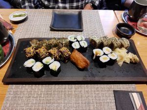 3 vegan inside out sushis and 3 maki sushis at Yooji's Sushi - Kesselhaus in Winterthur