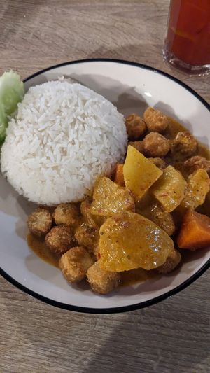 vegan Massaman Curry with tofu at Yawee in Koh Lanta
