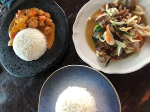 Fried tofu massaman curry and stir fried mushrooms, garlic & pepper 🤤 at Yawee in Koh Lanta