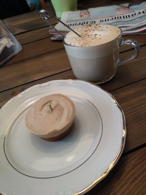 Carrot cake & chai latte with soy milk. 💕 at Criollo Chocolate Café in Drammen