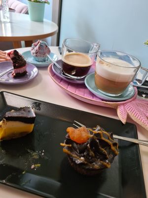 Lungo, plant-milk cappuccino and desserts at Nueva Via Cakes in Bratislava