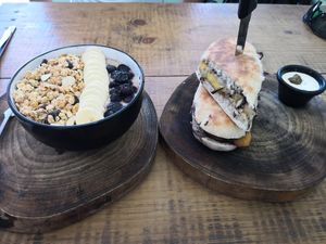 Blueberry Bowl und Egplant Sandwich at Café Del Mar in Bocas Del Toro