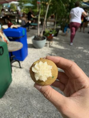 Free mini cupcake  at Aguacate in Miami