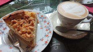 Apfel-Pudding-Streusel at Café Evergreen in Duisburg