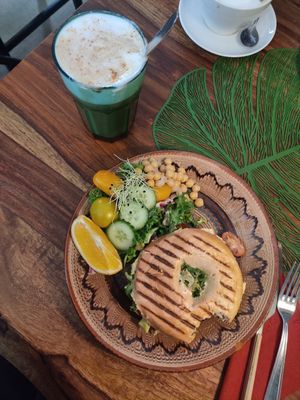 Bagel met avocado en hummus. Latte met plantaardige melk (ze hebben verschillende opties) at Café Evergreen in Duisburg