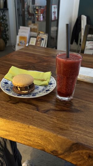 Vanille Karamel Brownie Macaron mit Blaue Früchte Smoothie  at Café Evergreen in Duisburg