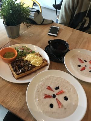 these are the oats, dont notice the plate on the left, my mum is not a vegan  at The Mossy Forest Cafe in Tanah Rata