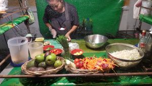 Kwan preparing the food at Kwenski's - Food Stall in Pai