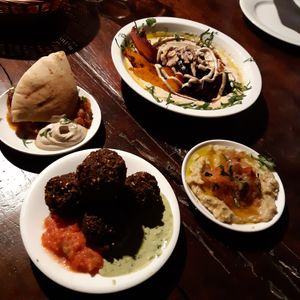 Winter houmous, falafel, baba ganousch und zaalouk at Simbiosa in Hamburg