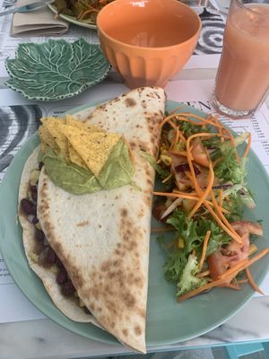 Taco com guacamole e nachos at Veg & Tal in Sines