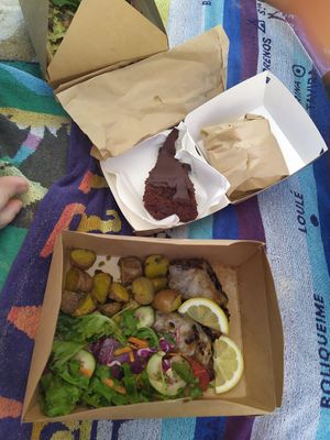 Piquenique na praia, com bolo de chocolate vegan at Veg & Tal in Sines