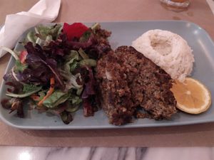 Rolo de lentilhas com arroz e salada at Veg & Tal in Sines