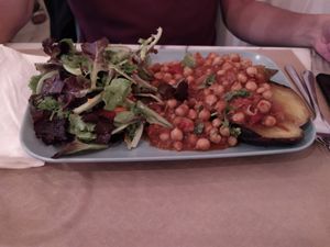 Batata doce com grão e salada at Veg & Tal in Sines