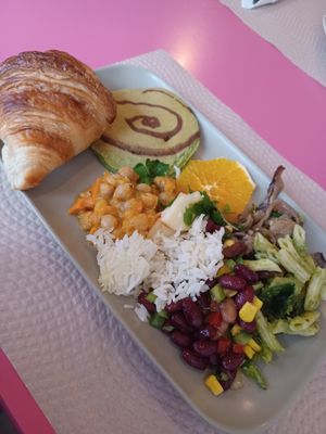 Vegan brunch on Sunday at Veg & Tal in Sines