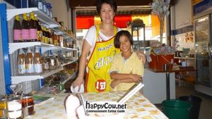 the owner with one little daughter at Thummachart Vegetarian Food  in Pattaya