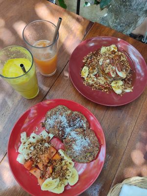 Vegan pancakes (both versions), with fresh juices! at Coco Calala in Leon