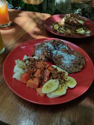Vegan pancakes with agave syrup, fresh fruit and granola at Coco Calala in Leon
