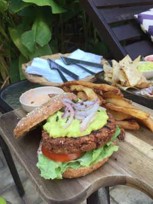 Hamburger Nica at Coco Calala in Leon