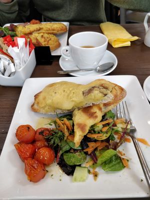 Vegan Welsh Rarebit in foreground, traditional Welsh rarebit in background. The roasted tomatoes are magical, and the rarebit is very tasty 🤤 at The Press Room Cafe in Conwy