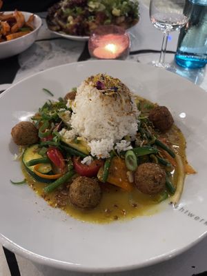vegan veggie curry with rice and falafel  at Sichtwerk in Eimeldingen
