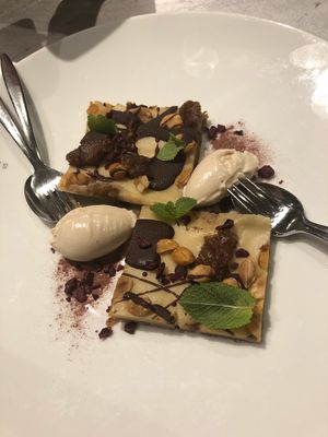 Raw snickers cake with banana ice cream  at Sichtwerk in Eimeldingen