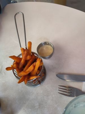 Sweet potato Chips with vegan sauce 😍💚 at Avocateria in Paris
