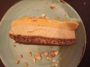 Cheesecake mangue at Kong - Food Made With Compassion in Lisbon