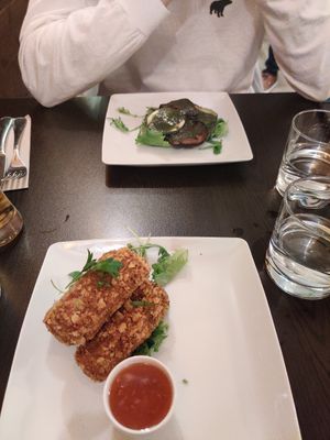 Croquettes and bruschetta at Kong - Food Made With Compassion in Lisbon