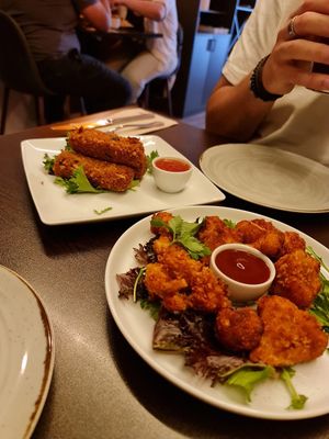 Croquetes de alheira e queijo (tudo vegan) e Asinhas de couve flor at Kong - Food Made With Compassion in Lisbon