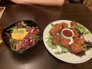 Kong salad y cauliflower wings at Kong - Food Made With Compassion in Lisbon