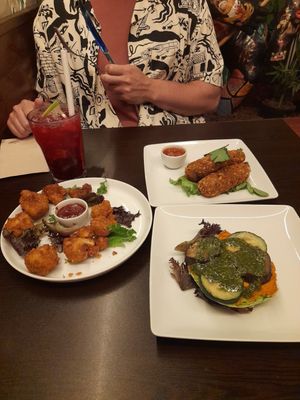 Cauliflower wings, sausage croquettes and pesto bruscetta at Kong - Food Made With Compassion in Lisbon