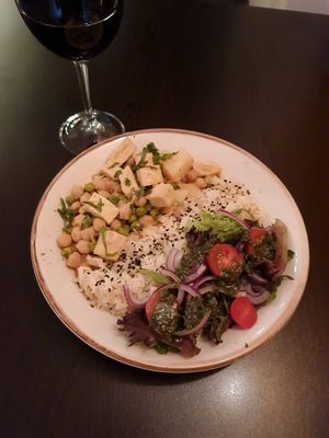 Curry pois chiches tofu green peas riz salade at Kong - Food Made With Compassion in Lisbon
