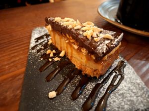 Tarta snicker at Kong - Food Made With Compassion in Lisbon