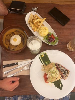 O bitoque de seitan e o “salmão "  at Kong - Food Made With Compassion in Lisbon