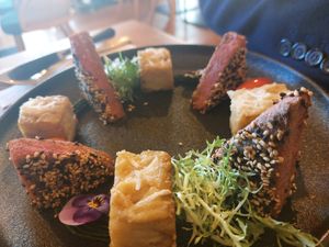 Prato de salmão at Kong - Food Made With Compassion in Lisbon