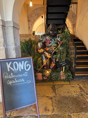 Entrance (the restaurant is on the first floor) at Kong - Food Made With Compassion in Lisbon