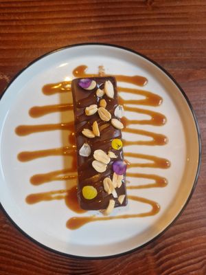 Dessert Snickers, unbeschreiblich gut. at Kong - Food Made With Compassion in Lisbon