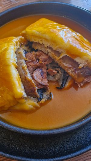 Francesinha met Portobello en seitan at Kong - Food Made With Compassion in Lisbon