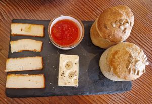 Taula de "formatges" at Kong - Food Made With Compassion in Lisbon