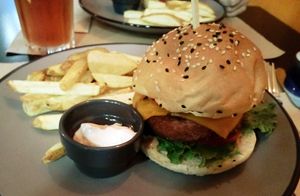 King burger com cheedar e bacon vegetais 💚 🌱 at Kong - Food Made With Compassion in Lisbon