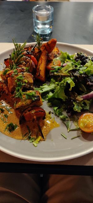 tofu and peppers kebab with sweet potatoes and salad at Kong - Food Made With Compassion in Lisbon