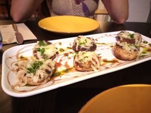 Cogumelos assados recheados com "bacon" e "mozzarela" at Kong - Food Made With Compassion in Lisbon