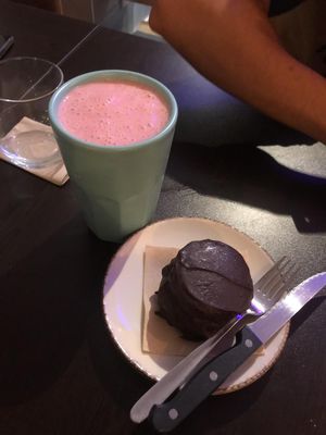 Batido morango XL at Kong - Food Made With Compassion in Lisbon