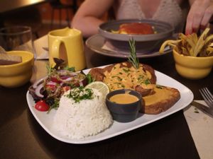 Grelhada mista (uma dose) - Seitan, tofu, salsicha beyond e batatas fritas at Kong - Food Made With Compassion in Lisbon