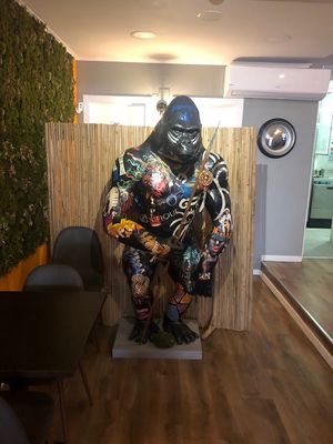 Figura de Kong en el interior. at Kong - Food Made With Compassion in Lisbon