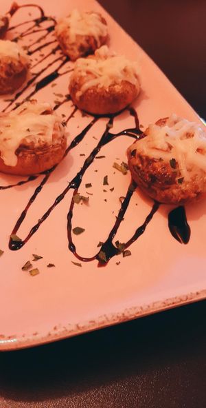 Champiñones rellenos de "tocino" y queso parmesano 🤤 at Kong - Food Made With Compassion in Lisbon