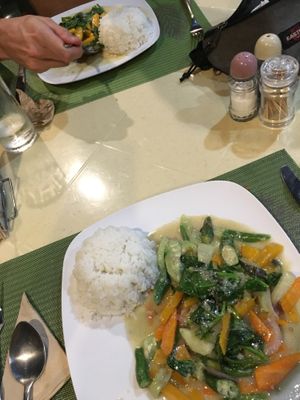 Eskapo express  at Eskapo Verde in Badian