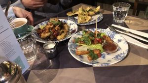 the crispy fried vegetables, and garlic bread. Both good vegan starters☺️☺️ at Bill's in Nottingham